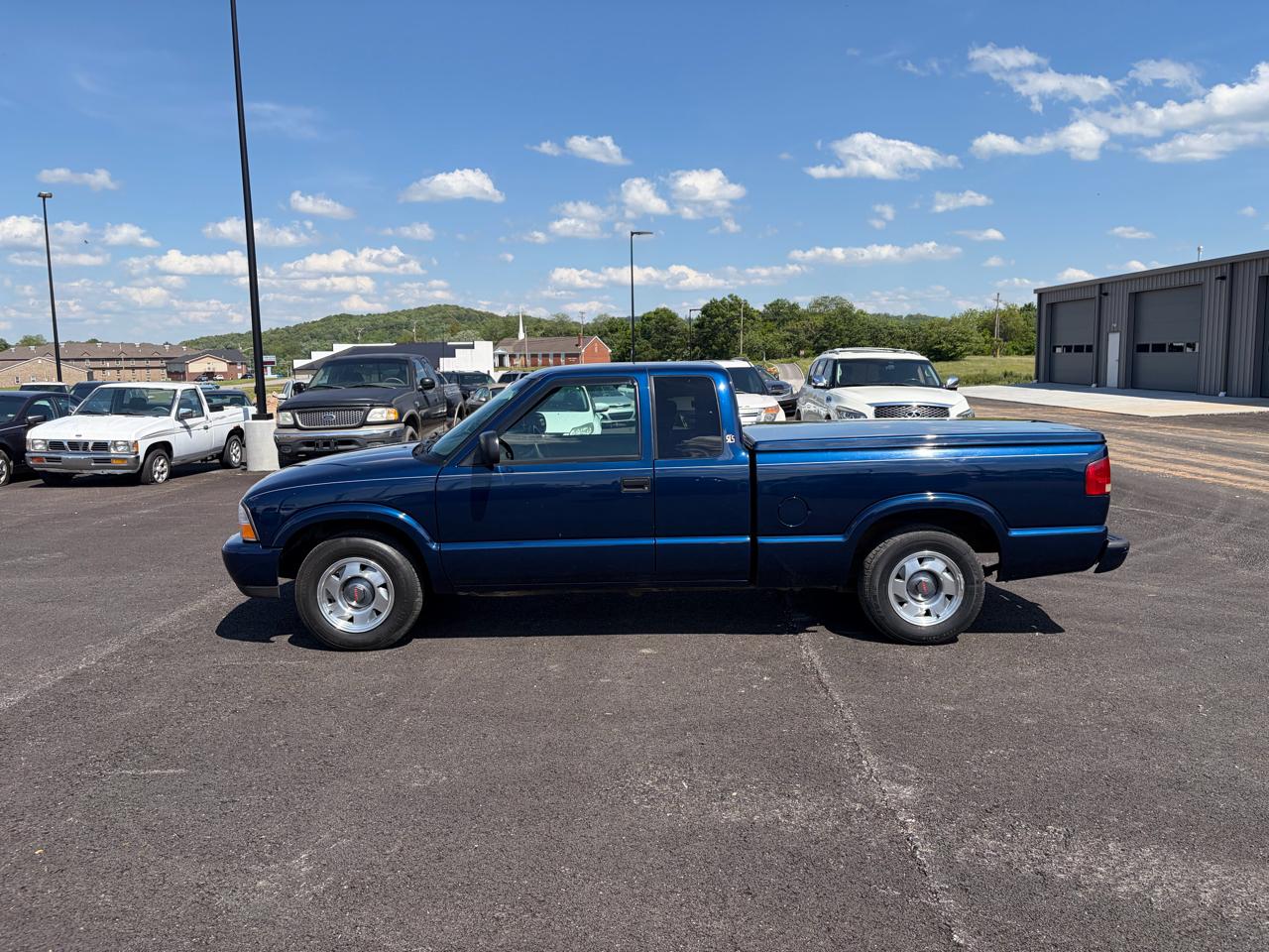 GMC Sonoma Ext Cab 123" WB SLS w/1SG Pkg 2001