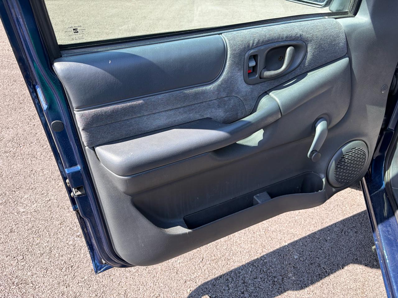 GMC Sonoma Ext Cab 123" WB SLS w/1SG Pkg 2001