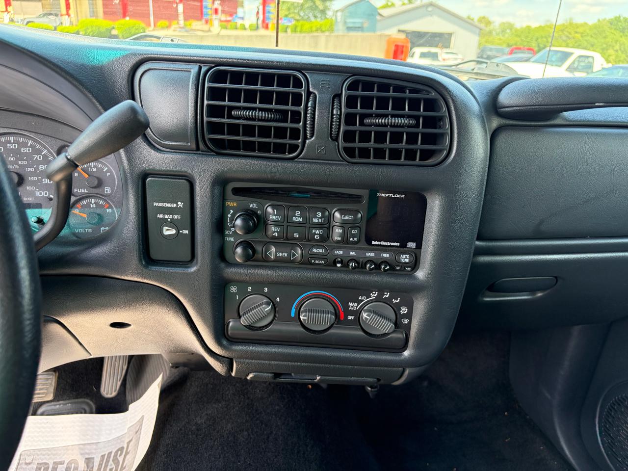 GMC Sonoma Ext Cab 123" WB SLS w/1SG Pkg 2001
