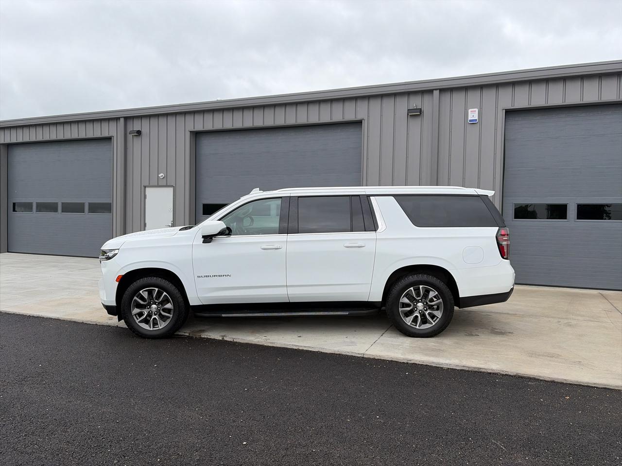 Chevrolet Suburban 4WD 4dr LT 2022