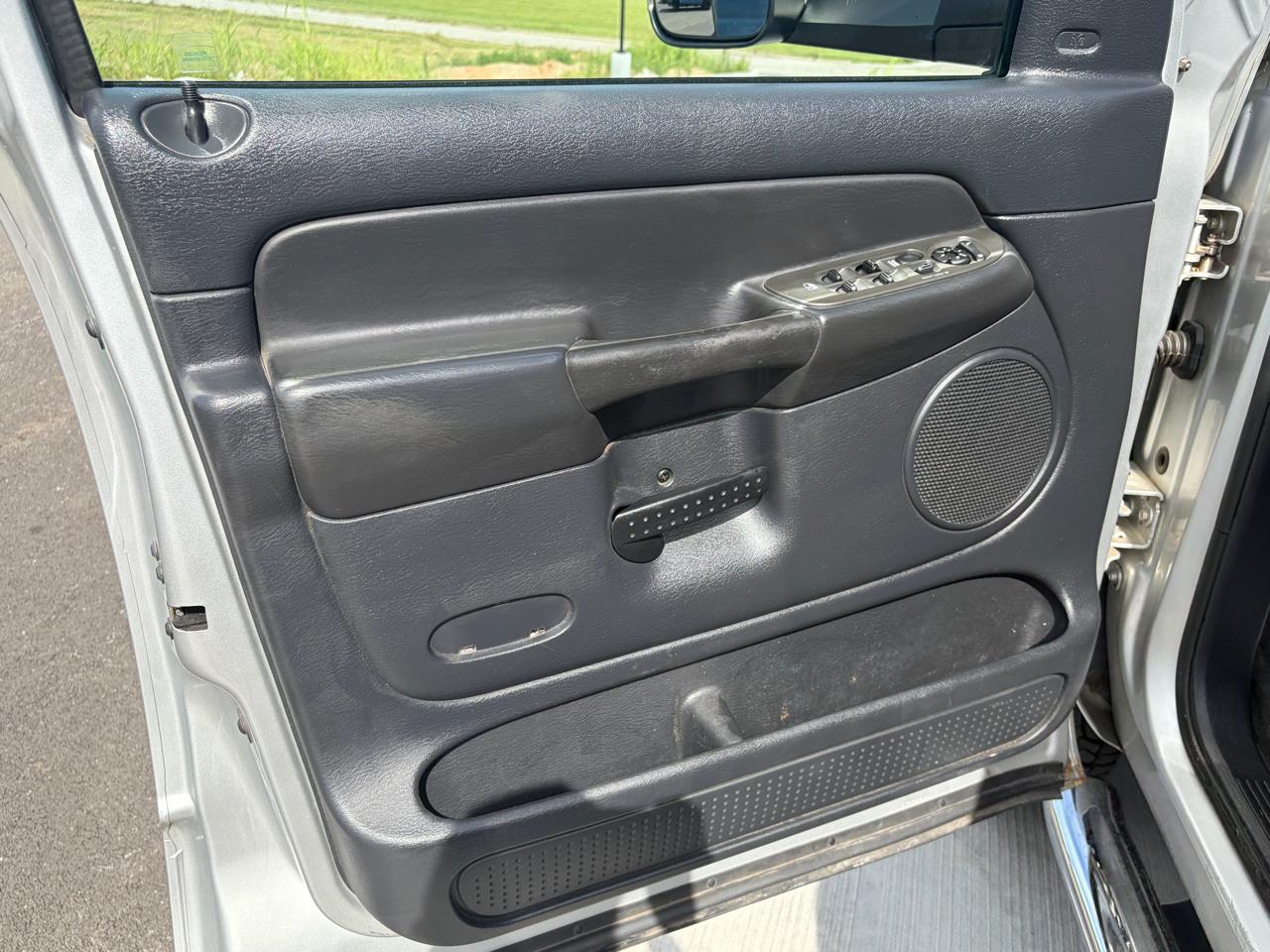 Dodge Ram 3500 4dr Quad Cab 160.5" WB DRW 4WD SLT 2004