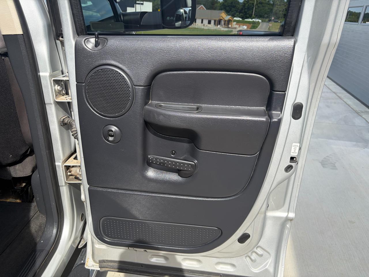 Dodge Ram 3500 4dr Quad Cab 160.5" WB DRW 4WD SLT 2004