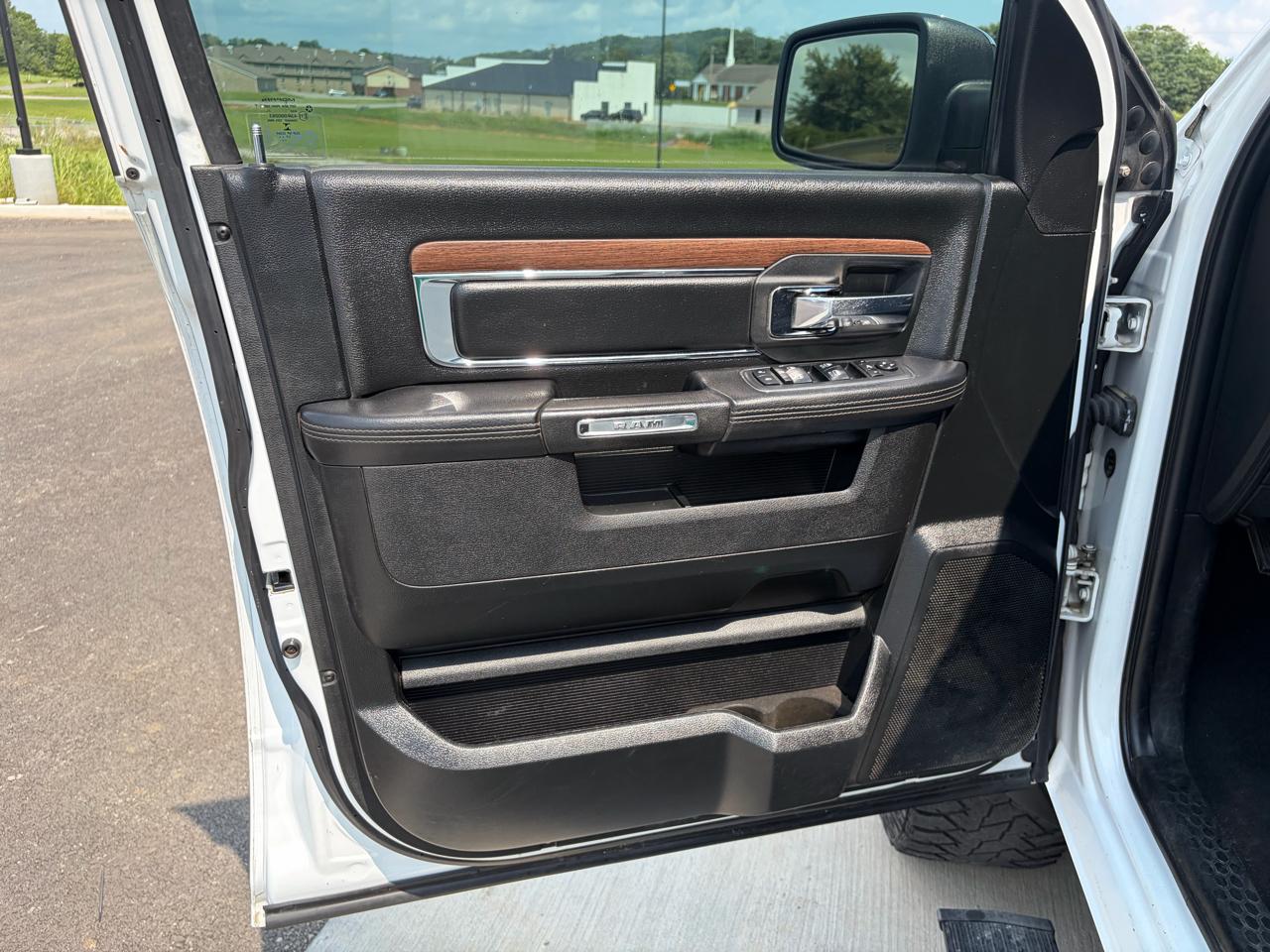 RAM 1500 Laramie 4x4 Crew Cab 5'7" Box 2017