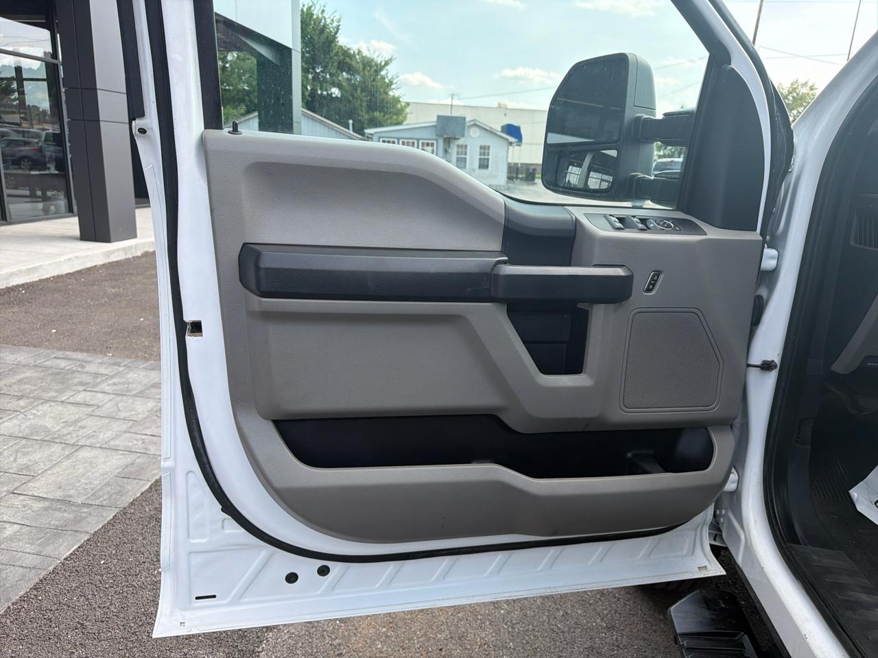 Ford Super Duty F-350 DRW XL 4WD Crew Cab 179" WB 60" CA 2022