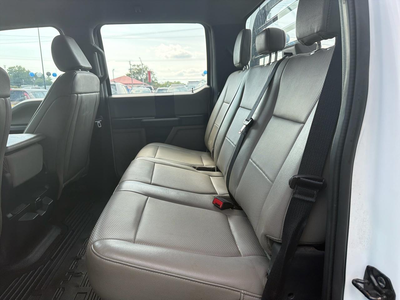Ford Super Duty F-350 DRW XL 4WD Crew Cab 179" WB 60" CA 2022