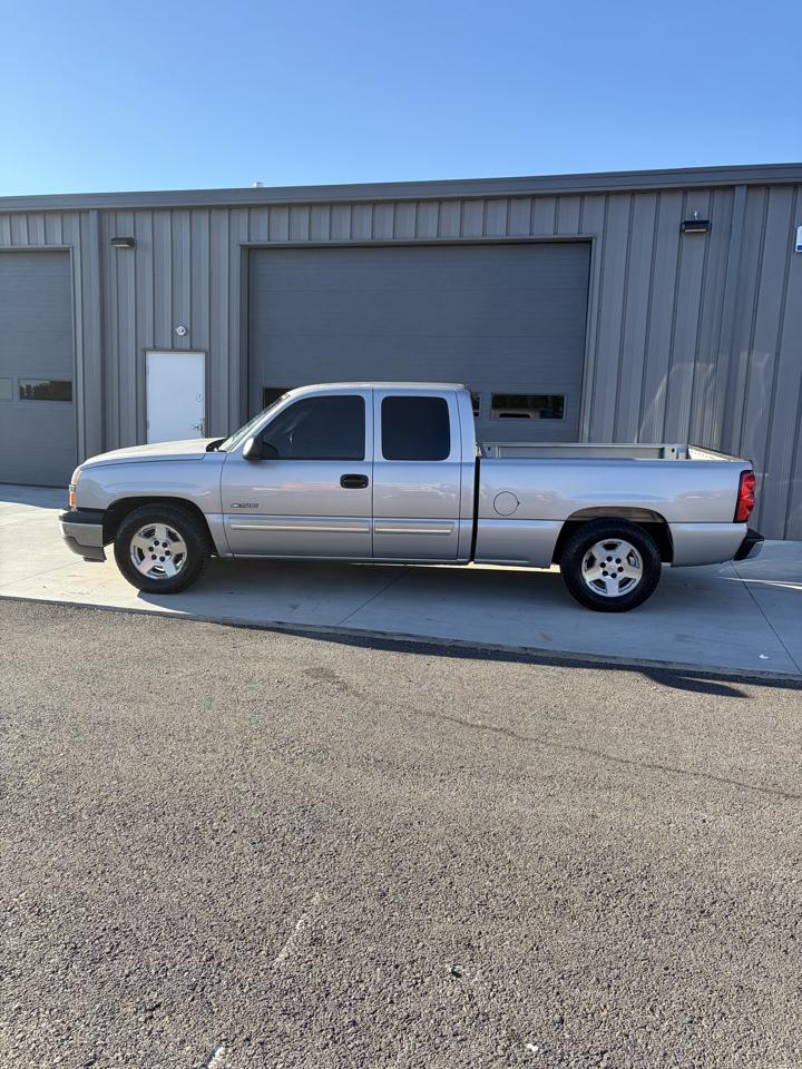 Chevrolet Silverado 1500 Ext Cab 143.5" WB LS 2005