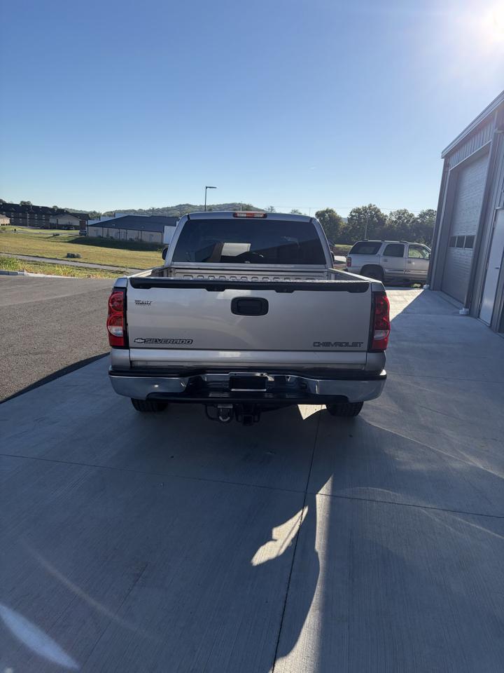 Chevrolet Silverado 1500 Ext Cab 143.5" WB LS 2005