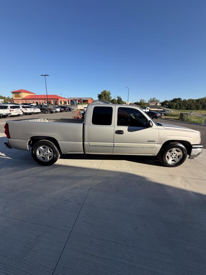 Chevrolet Silverado 1500 Ext Cab 143.5" WB LS 2005