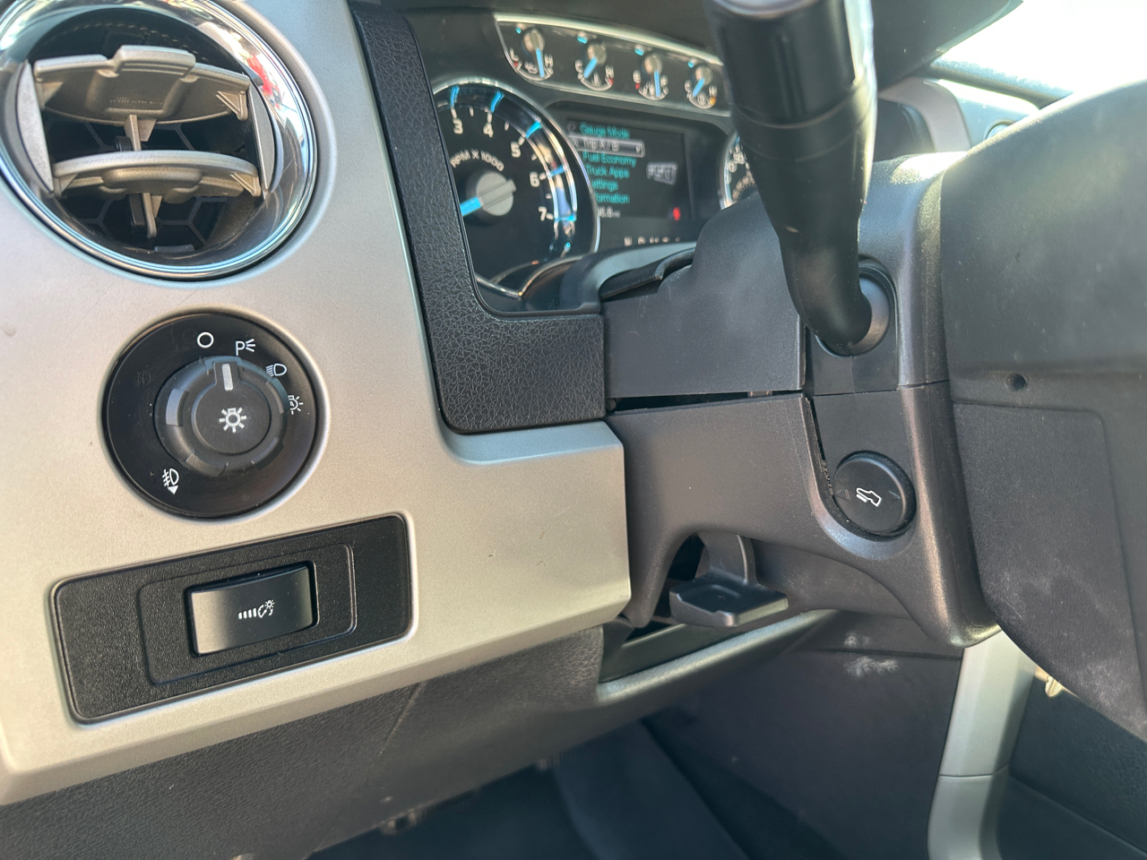 2011 Ford F-150 Lariat photo 8