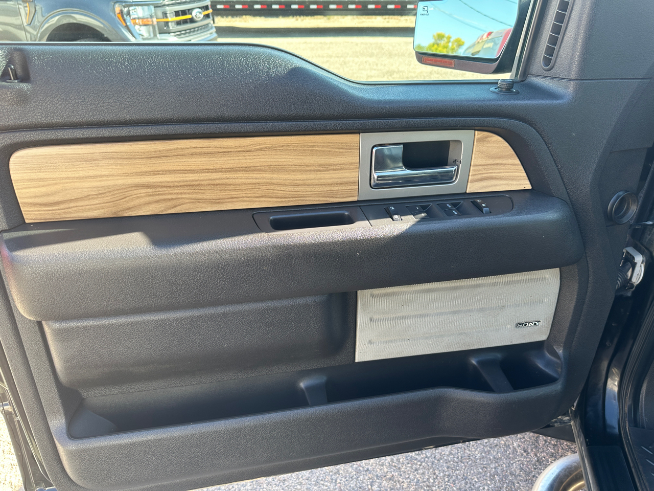 2011 Ford F-150 Lariat photo 9