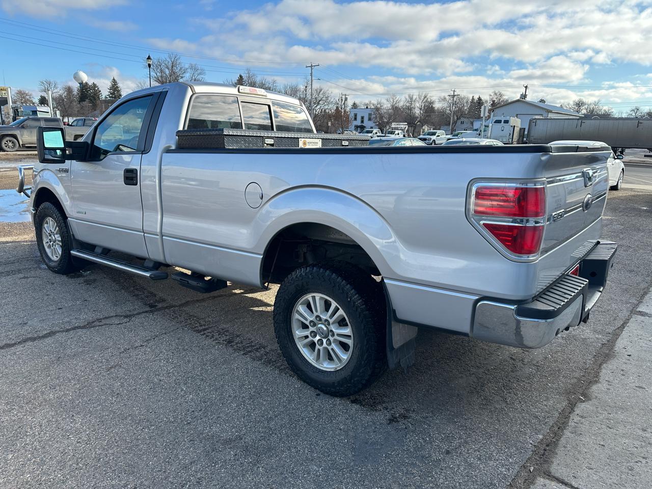 Ford F-150 4WD Reg Cab 145" XLT w/HD Payload Pkg 2011