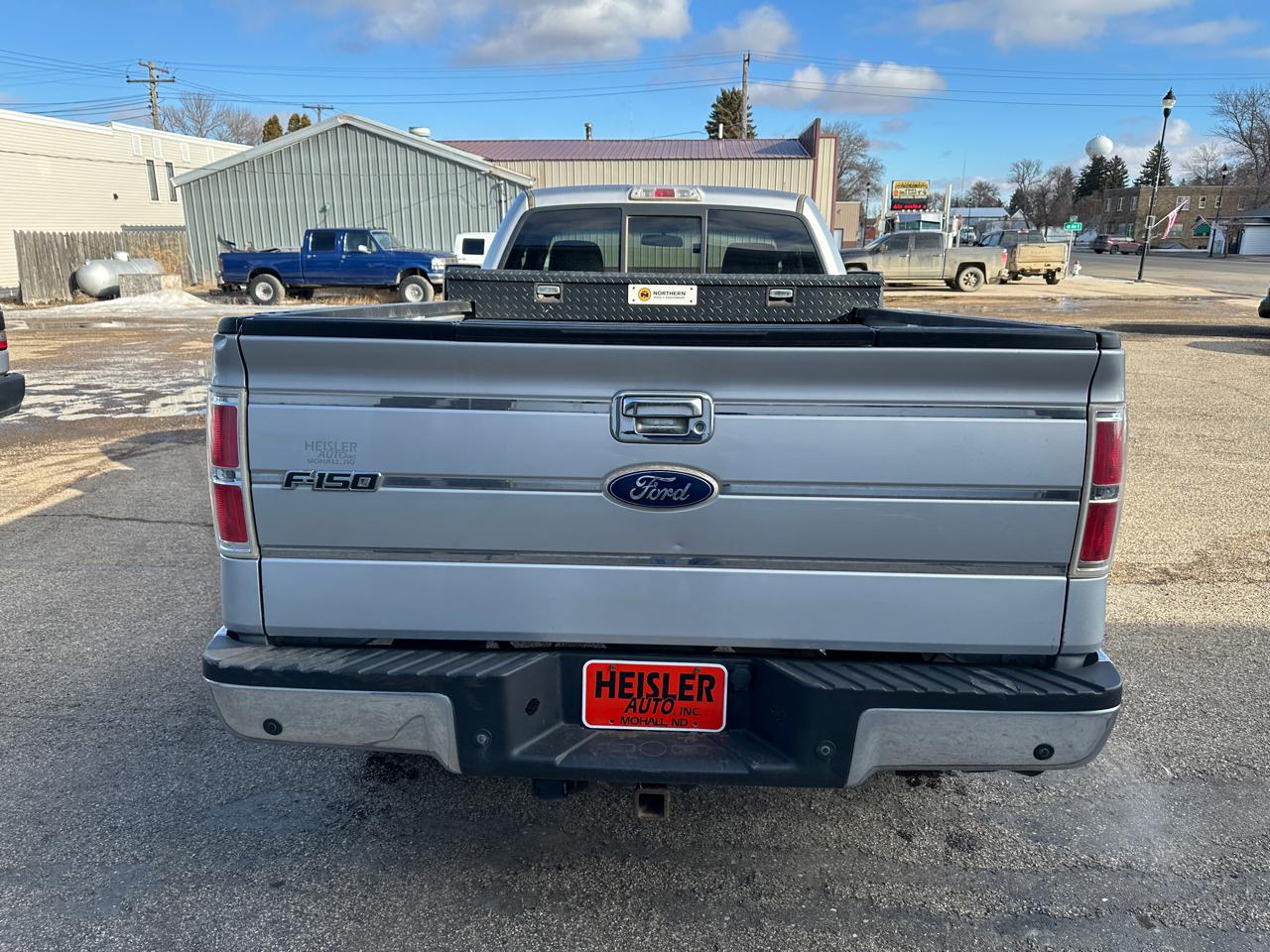 Ford F-150 4WD Reg Cab 145" XLT w/HD Payload Pkg 2011