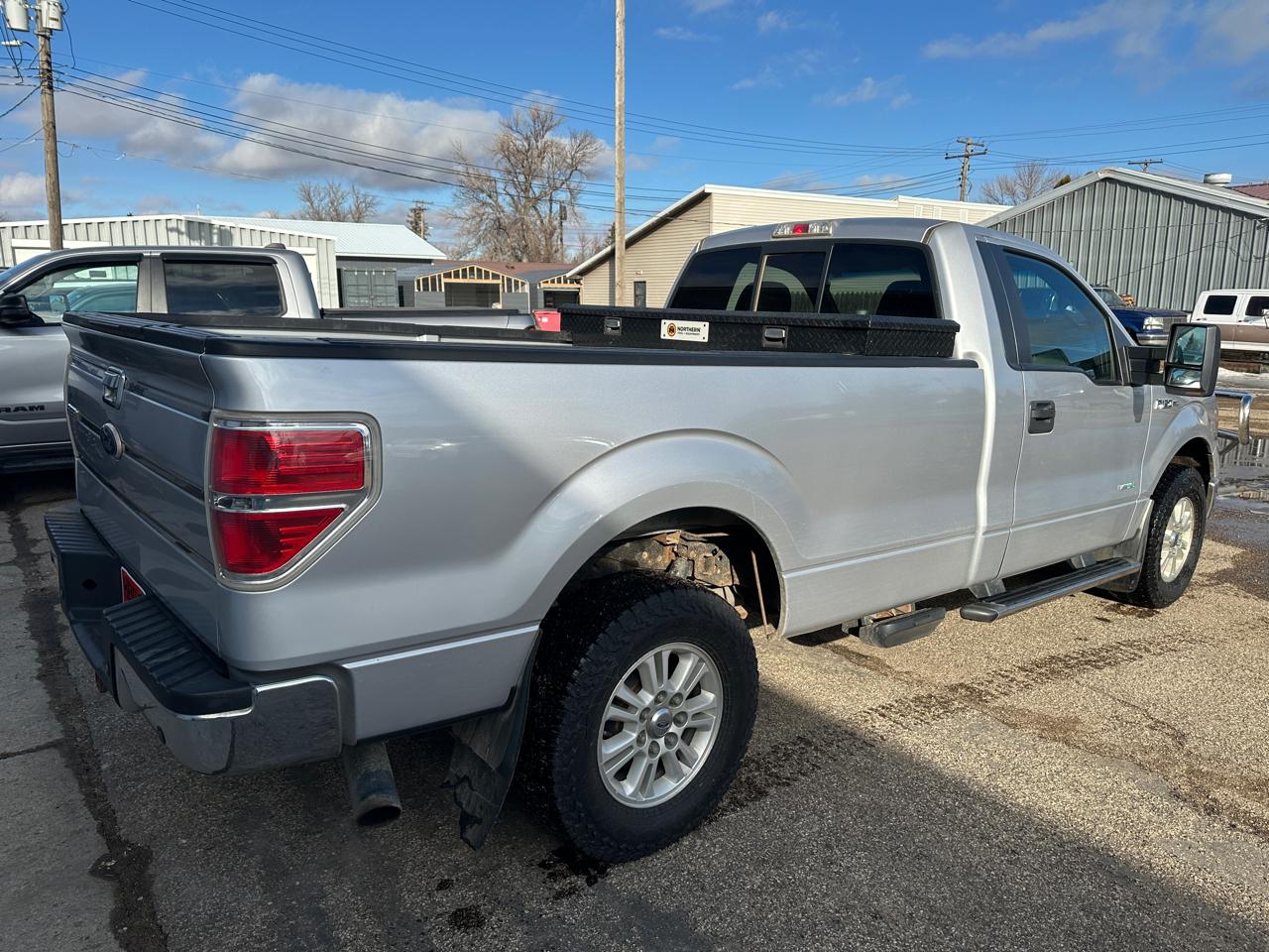 Ford F-150 4WD Reg Cab 145" XLT w/HD Payload Pkg 2011