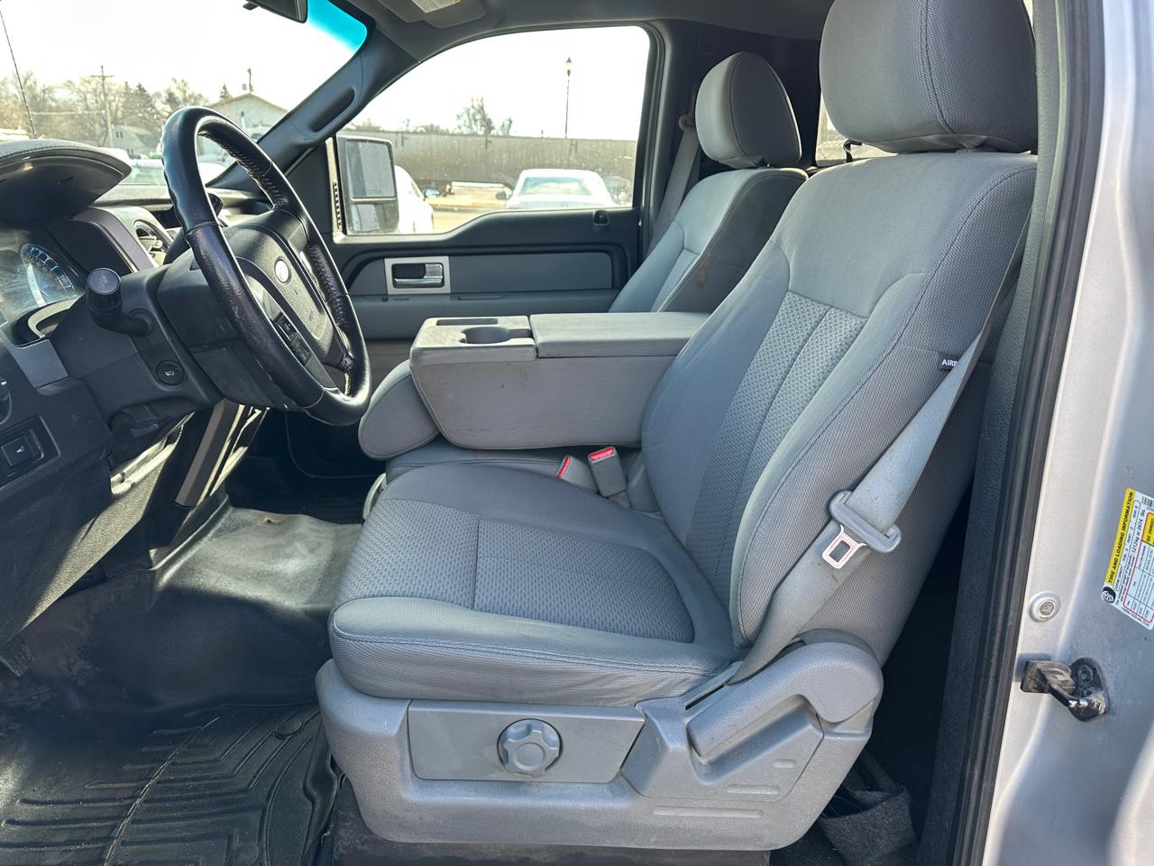 Ford F-150 4WD Reg Cab 145" XLT w/HD Payload Pkg 2011