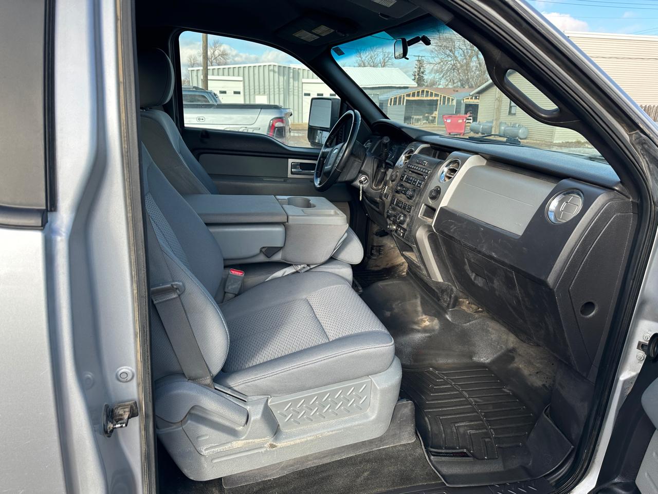 Ford F-150 4WD Reg Cab 145" XLT w/HD Payload Pkg 2011