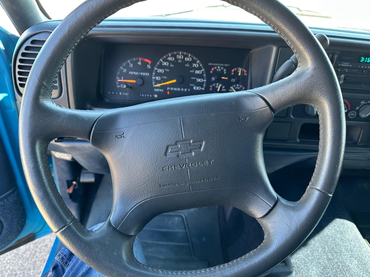 Chevrolet C/K 1500 Reg. Cab 8-ft. Bed 4WD 1995