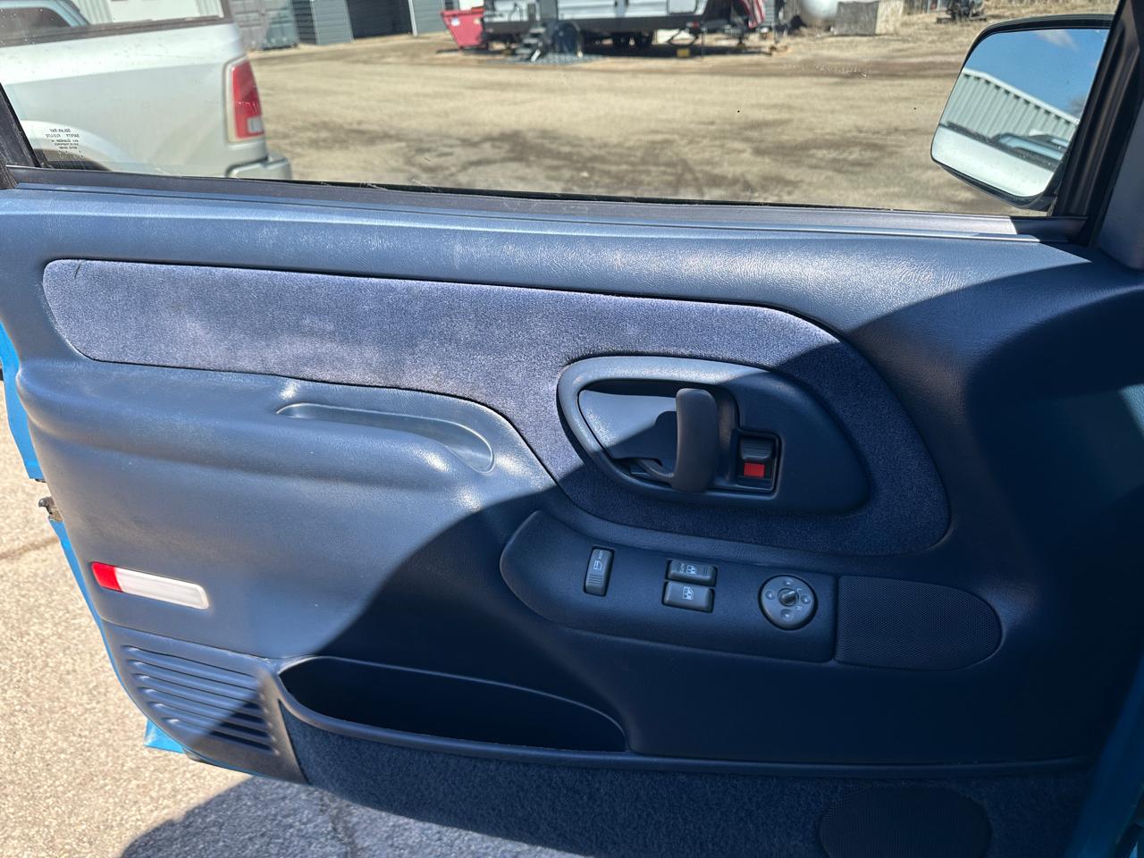 Chevrolet C/K 1500 Reg. Cab 8-ft. Bed 4WD 1995