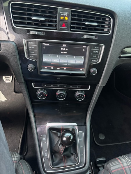 Volkswagen Golf GTI S 6M 4-Door 2017 Volkswagen Golf GTI S 6M 4-Door 2017