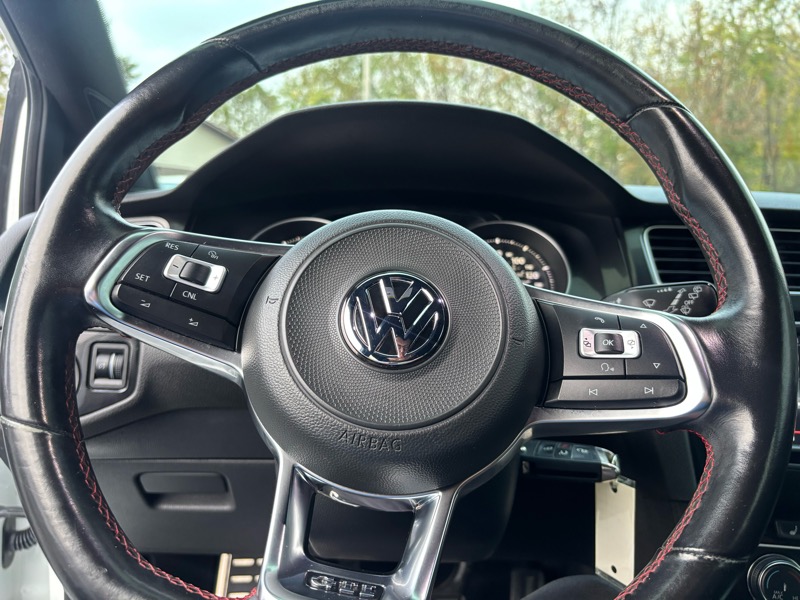 Volkswagen Golf GTI S 6M 4-Door 2017 Volkswagen Golf GTI S 6M 4-Door 2017