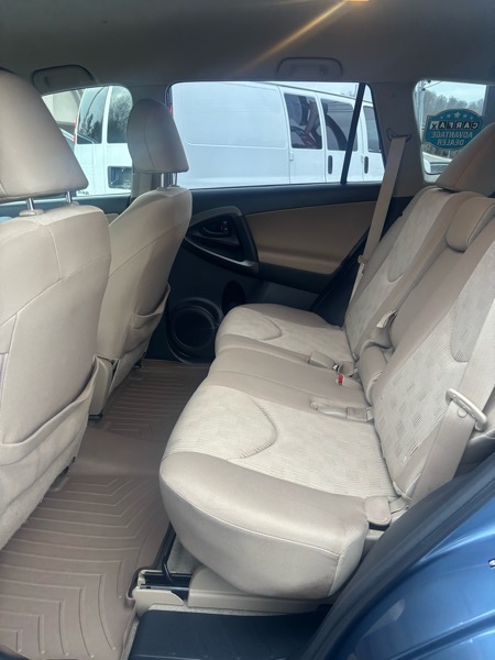 Toyota RAV4 Base I4 4WD 2012