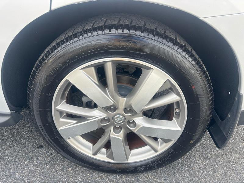 Nissan Pathfinder Platinum 4D SUV 4WD 2013