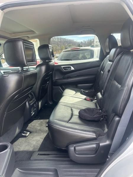 Nissan Pathfinder Platinum 4D SUV 4WD 2013