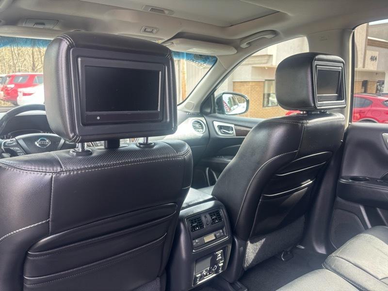 Nissan Pathfinder Platinum 4D SUV 4WD 2013