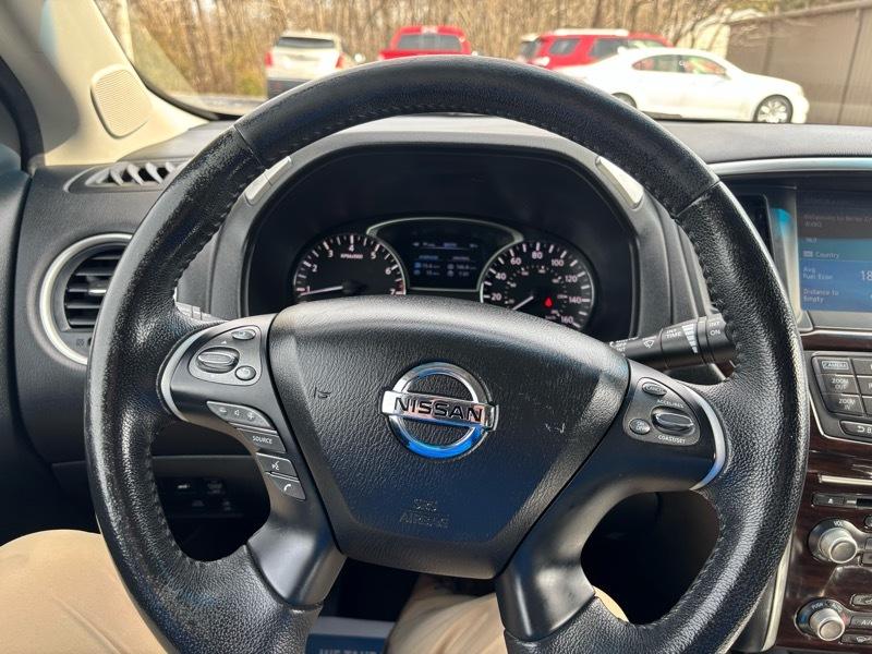 Nissan Pathfinder Platinum 4D SUV 4WD 2013