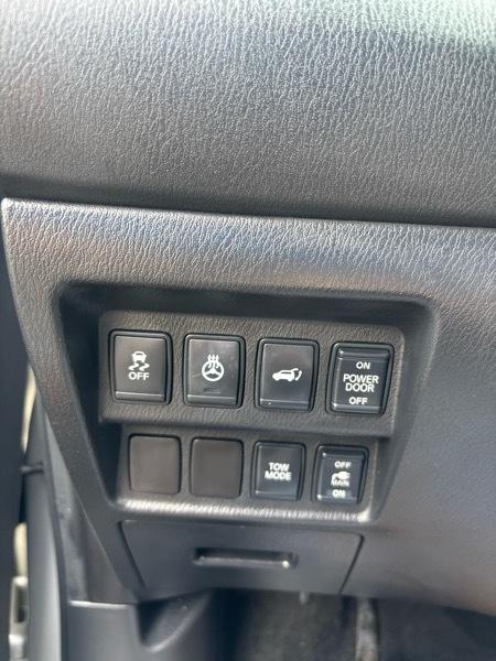 Nissan Pathfinder Platinum 4D SUV 4WD 2013