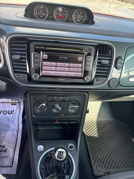 Volkswagen Beetle 2.0T Turbo w/Sunroof & Sound 2012