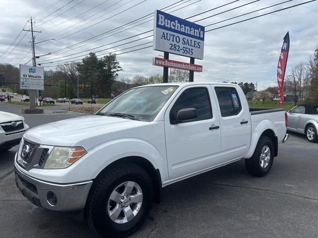 White 2010 Nissan Frontier LE Crew Cab 4WD Pickup Truck Four-Wheel Drive Automatic