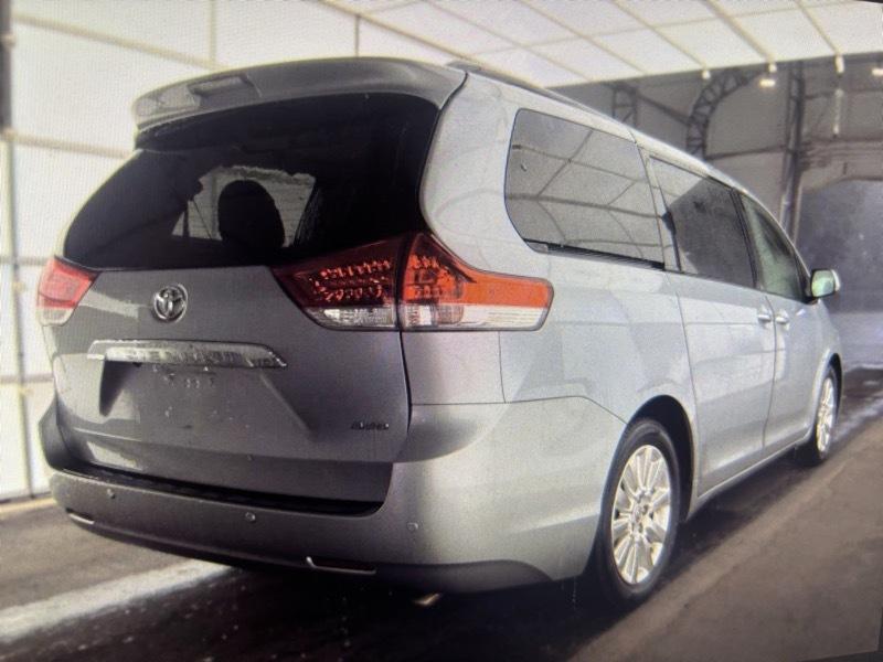 Toyota Sienna Limited 7-Pass V6 2011