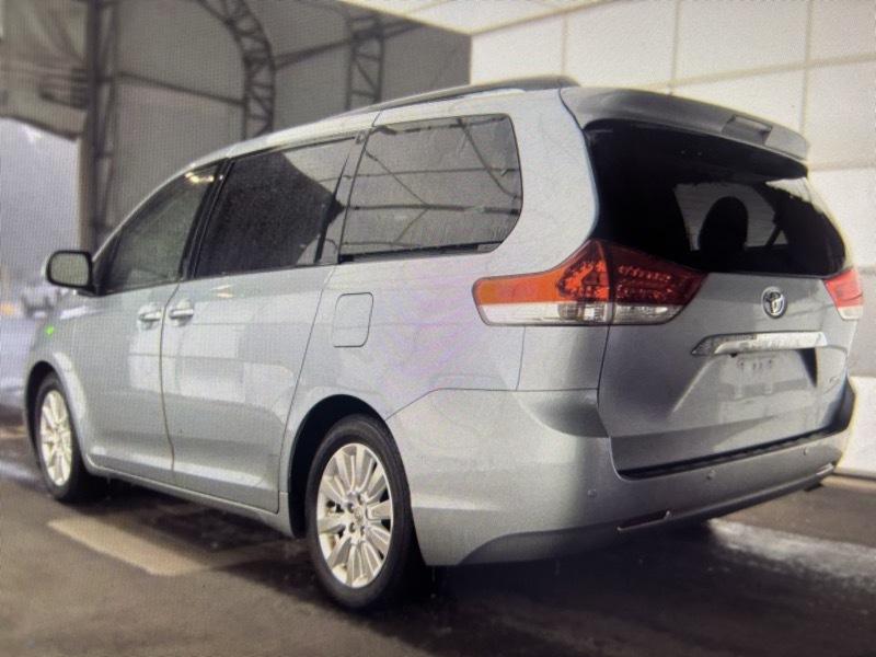 Toyota Sienna Limited 7-Pass V6 2011