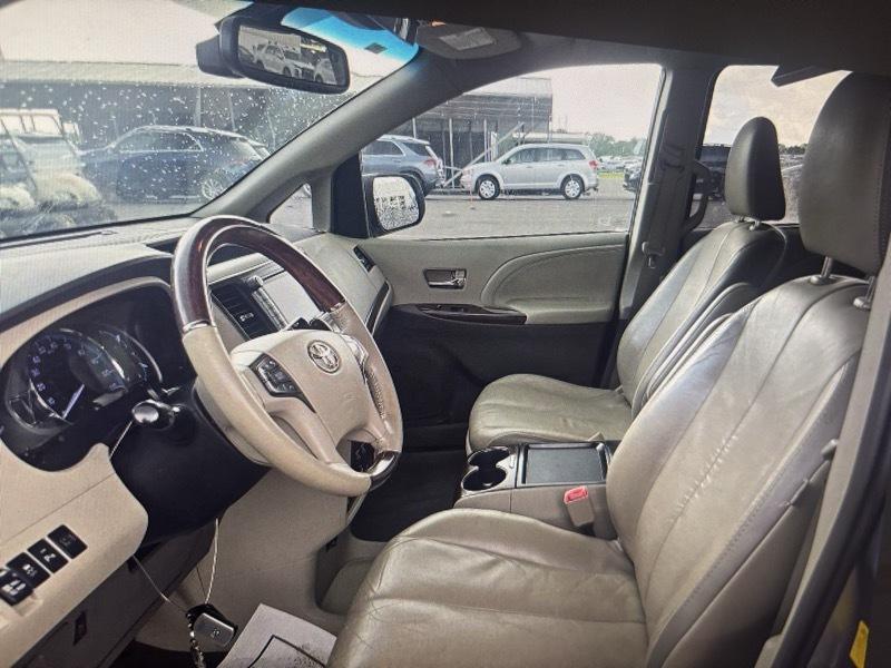 Toyota Sienna Limited 7-Pass V6 2011