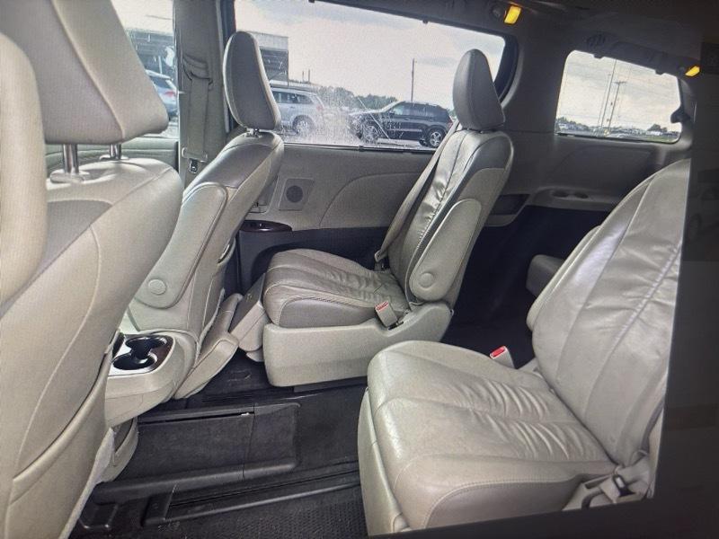 Toyota Sienna Limited 7-Pass V6 2011