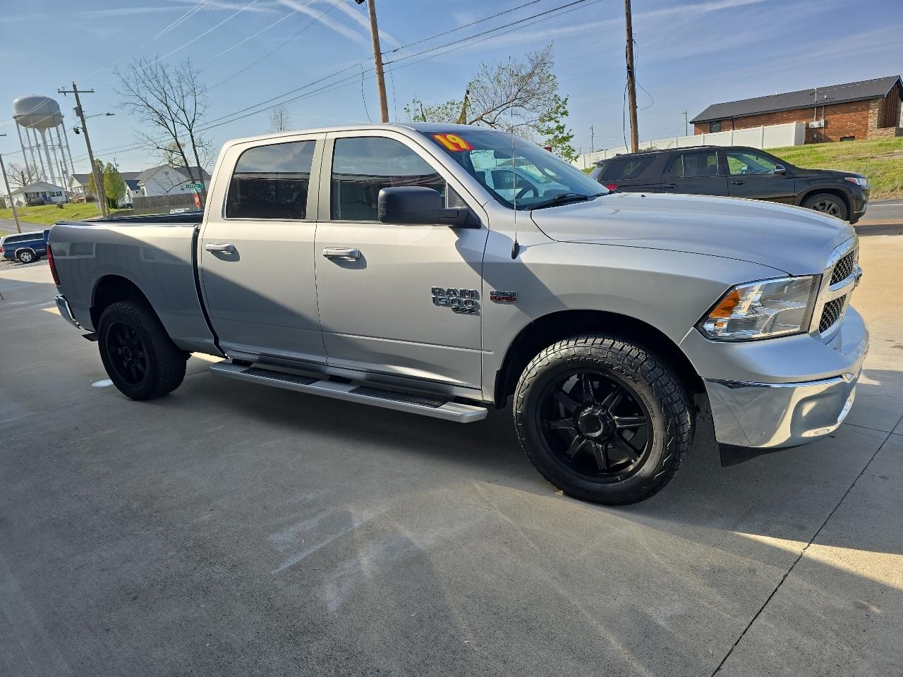RAM 1500 Classic SLT 4x4 Crew Cab 6'4" Box 2019