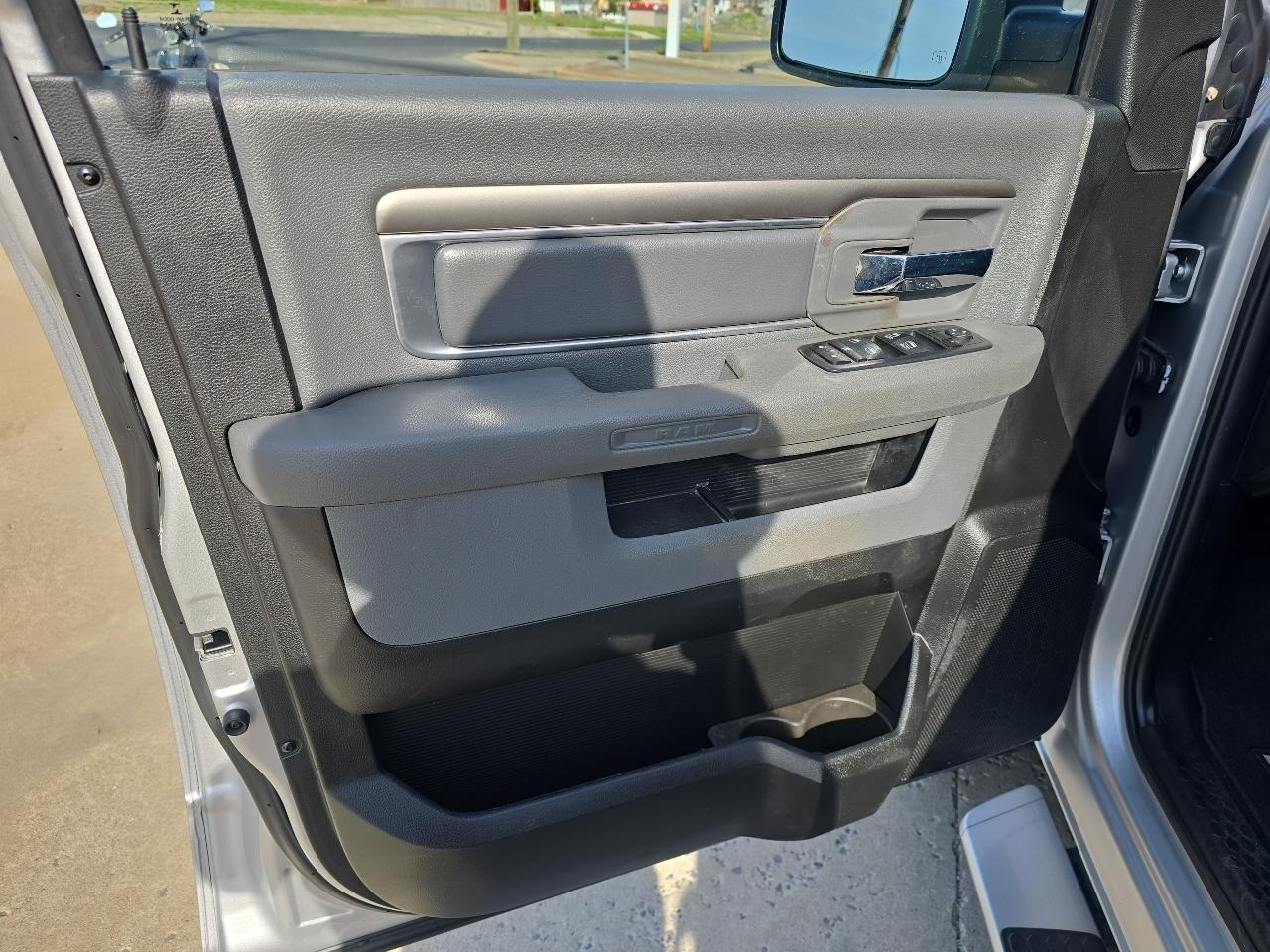 RAM 1500 Classic SLT 4x4 Crew Cab 6'4" Box 2019