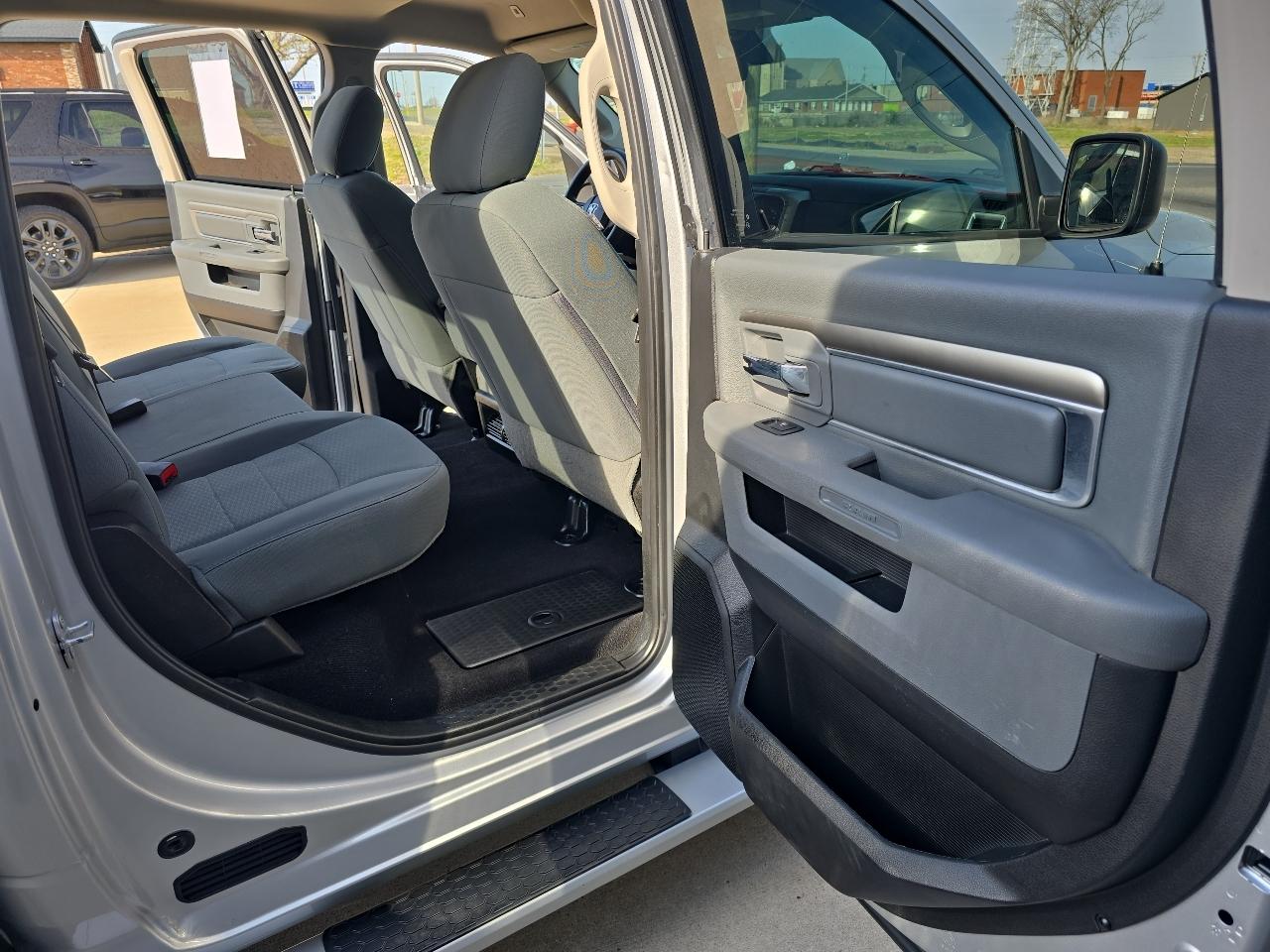 RAM 1500 Classic SLT 4x4 Crew Cab 6'4" Box 2019