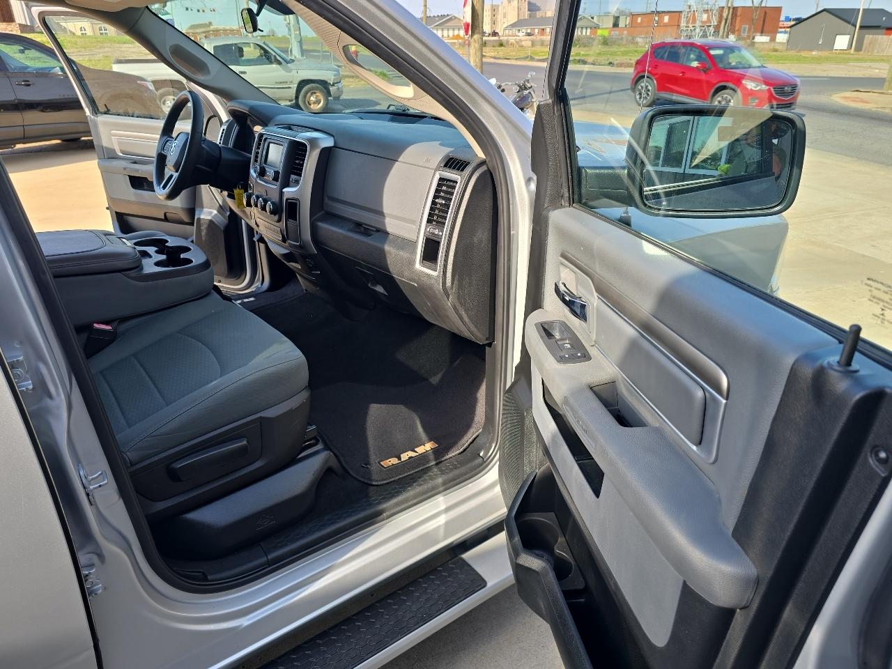 RAM 1500 Classic SLT 4x4 Crew Cab 6'4" Box 2019