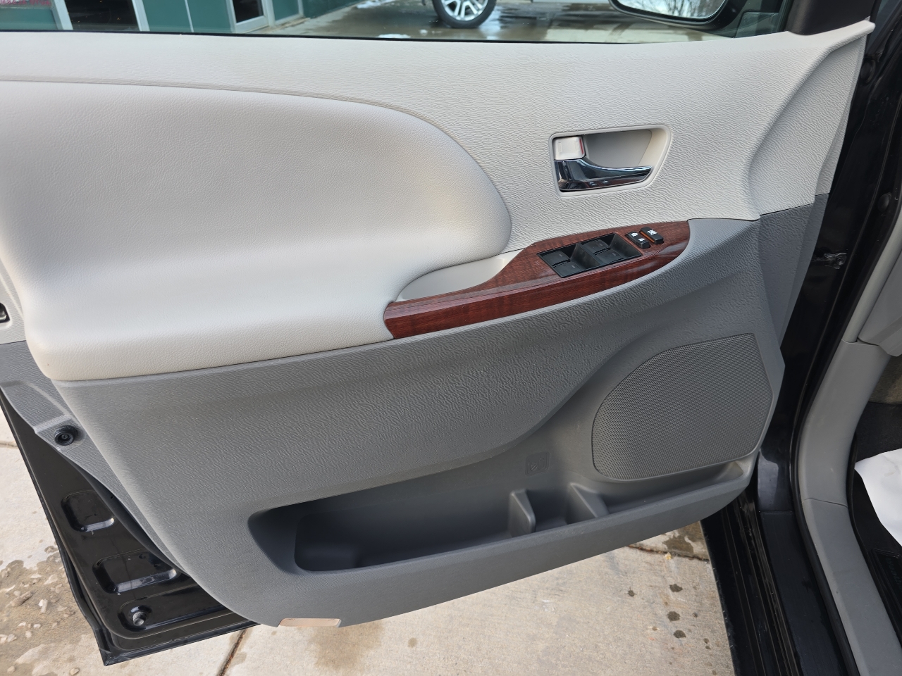 Toyota Sienna 5dr 7-Pass Van V6 XLE AAS FWD (Natl) 2014