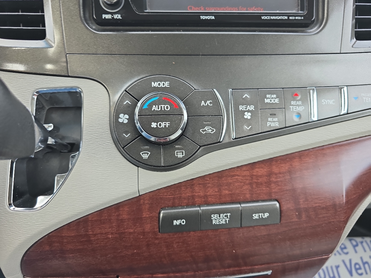 Toyota Sienna 5dr 7-Pass Van V6 XLE AAS FWD (Natl) 2014