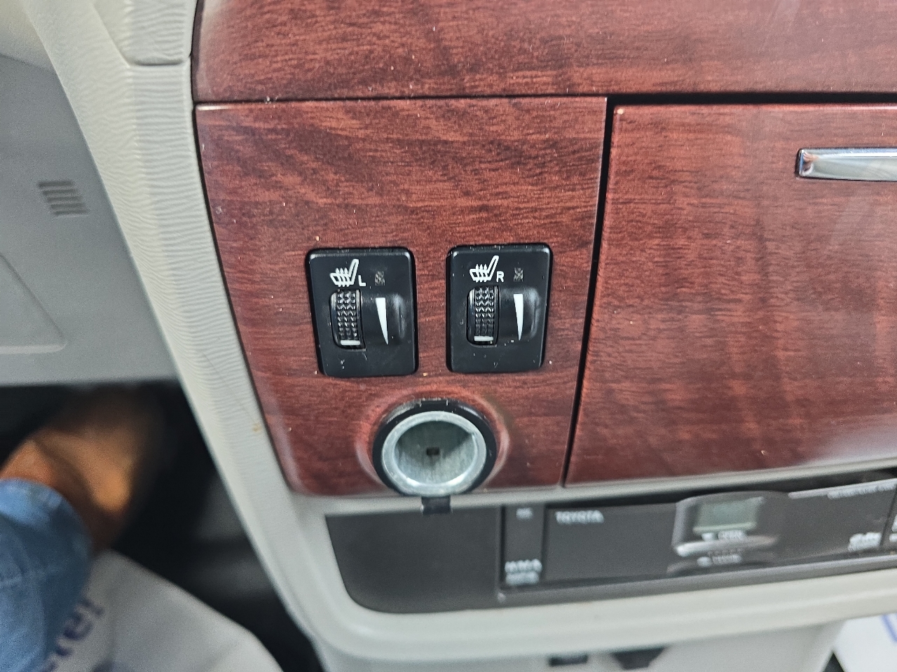 Toyota Sienna 5dr 7-Pass Van V6 XLE AAS FWD (Natl) 2014