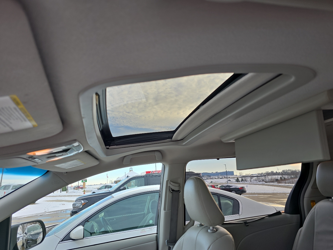 Toyota Sienna 5dr 7-Pass Van V6 XLE AAS FWD (Natl) 2014