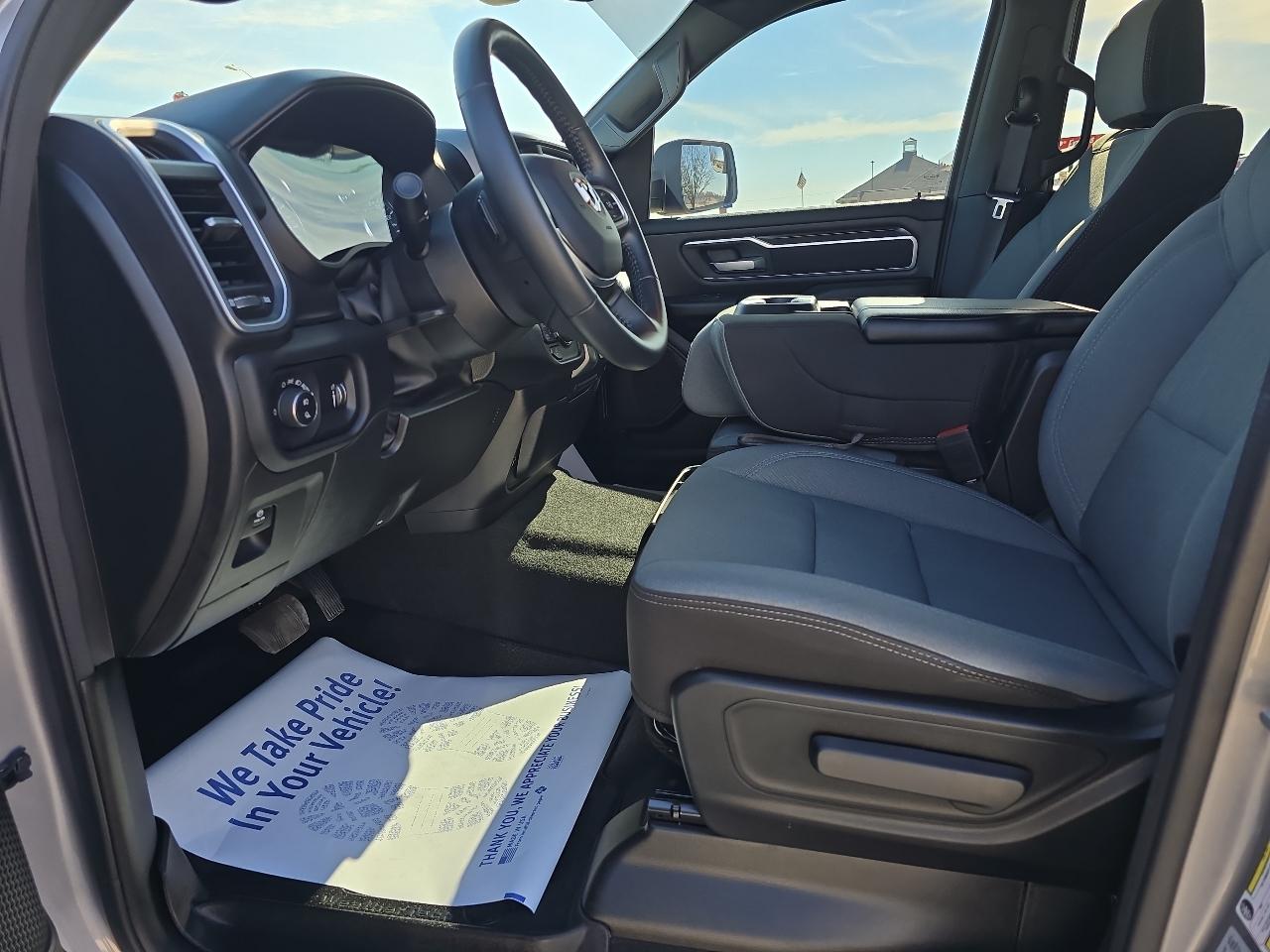 RAM 1500 Big Horn 4x4 Crew Cab 5'7" Box 2023