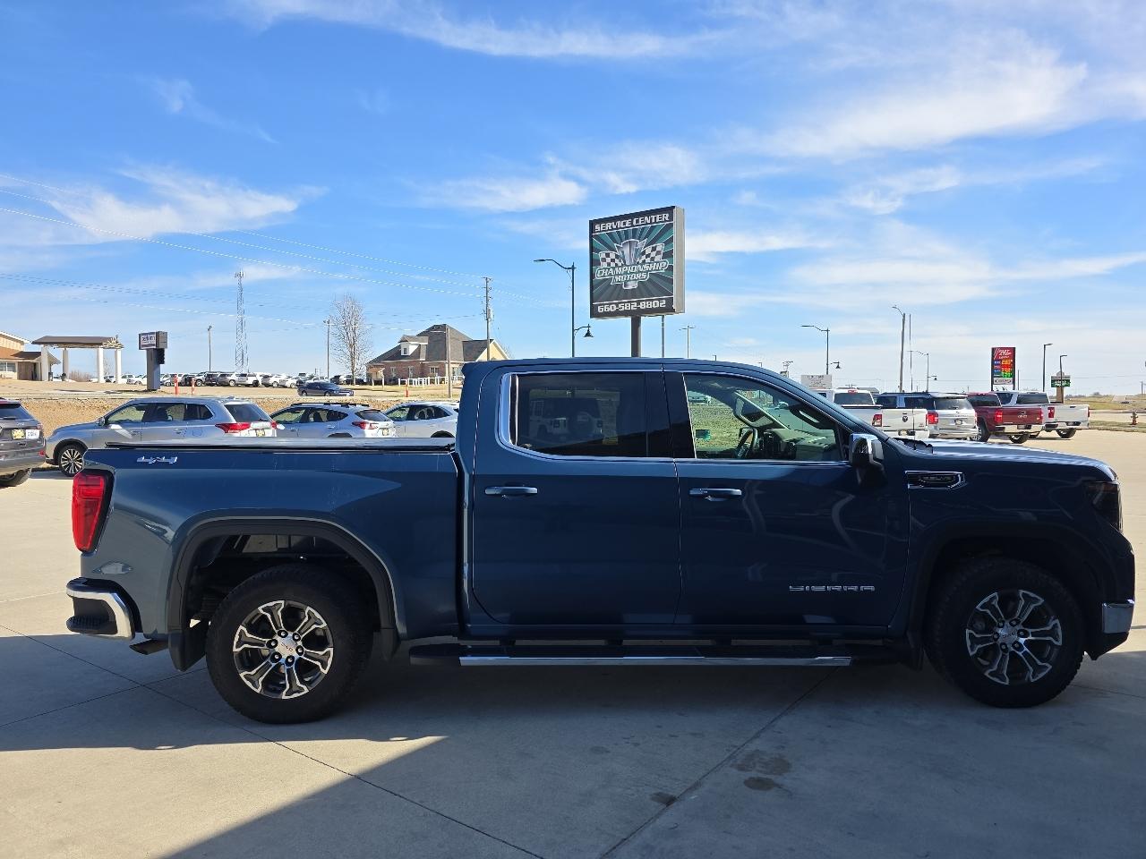 GMC Sierra 1500 4WD Crew Cab 147" SLE 2024