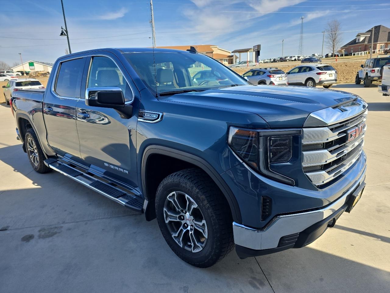 GMC Sierra 1500 4WD Crew Cab 147" SLE 2024
