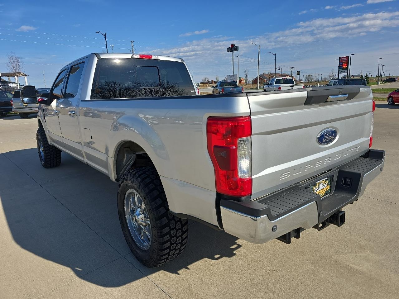 Ford Super Duty F-350 SRW XLT 4WD Crew Cab 8' Box 2017