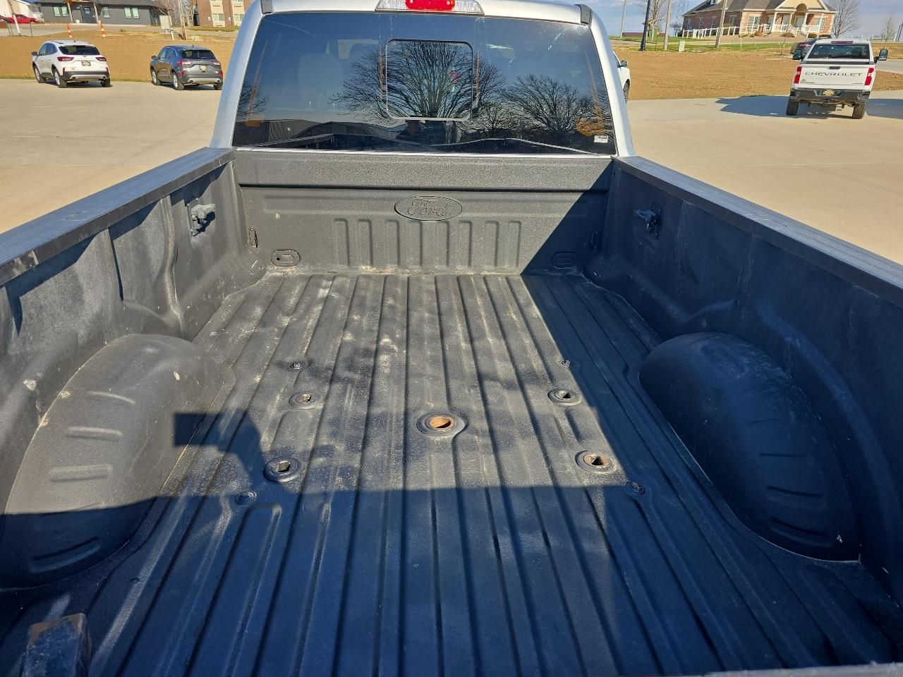 Ford Super Duty F-350 SRW XLT 4WD Crew Cab 8' Box 2017