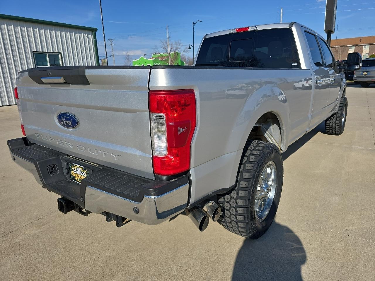 Ford Super Duty F-350 SRW XLT 4WD Crew Cab 8' Box 2017