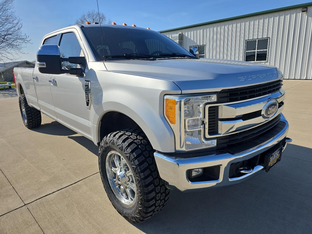 Ford Super Duty F-350 SRW XLT 4WD Crew Cab 8' Box 2017